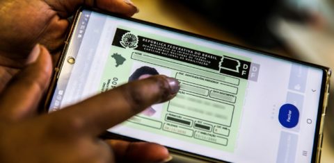 Motorista idosa com CNH digital: pessoas mais velhas ou com pouca familiaridade tecnológica enfrentam filas e perdem benefícios (Foto: Marcello Casal Jr.)