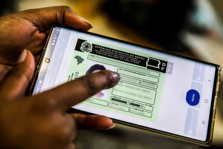 Motorista idosa com CNH digital: pessoas mais velhas ou com pouca familiaridade tecnológica enfrentam filas e perdem benefícios (Foto: Marcello Casal Jr.)