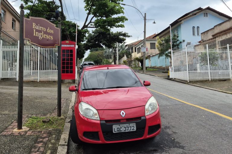 Placa, cabine britânica de telefone e portão: marcas do novo Bairro dos Ingleses, na Zona Norte do Rio (Foto: Oscar Valporto)