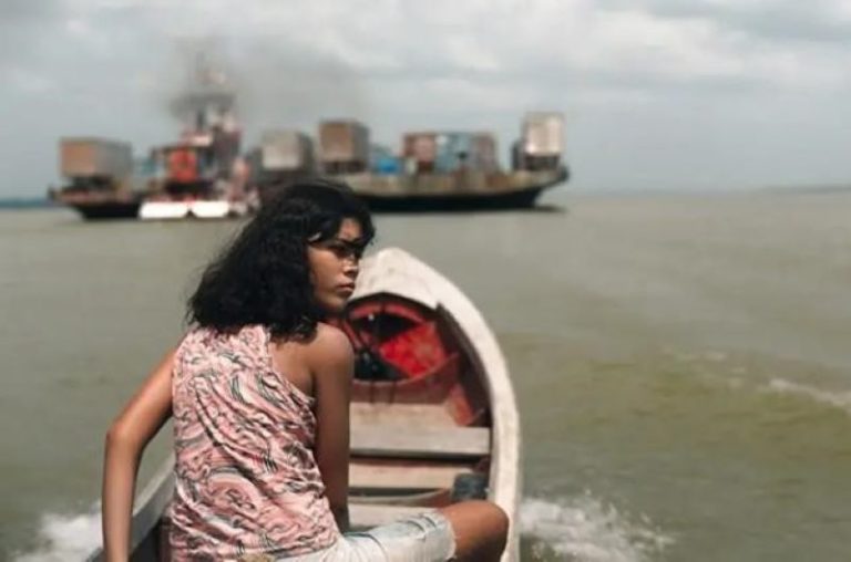 A atriz Jamilli Correa, em cena de Manas, filme de Mariana Brennand: violência doméstica e abusos na Amazônia (Foto: Paris Filmes / Divulgação)
