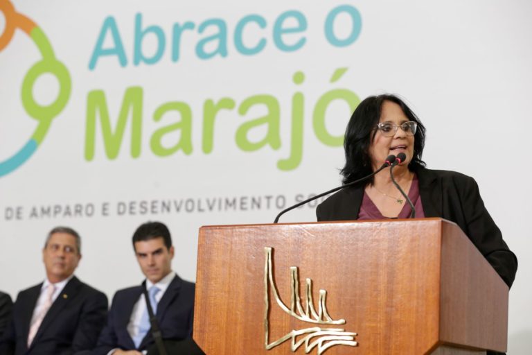 A então ministra Damares Alves em evento do Abrace o Marajá, no Palácio do Planalto: violência de gênero e exploração eleitoral (Foto: Carolina Antunes / Agência Brasil - 03/03/2020)