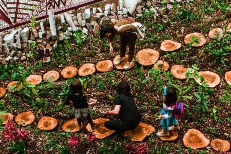 Atividade para crianças no Plante Rio 2025: programação na Programação na Fundição Progresso inclui rodas de conversa, oficinas, atividades culturais, mostra socioambiental e apresentações artísticas (Foto: Luiz Franco / Divulgação)