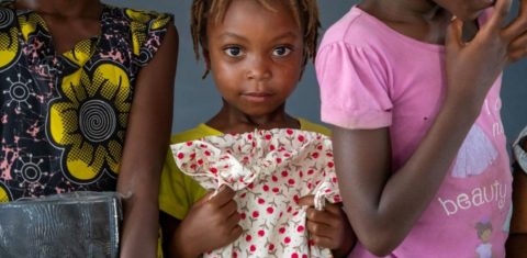 Meninas de Moçambique com vestidos do Dress a Girl: ONG de voluntárias confecciona roupas para crianças pobres ao redor do mundo (Foto: Dress a Girl / Divulgação)