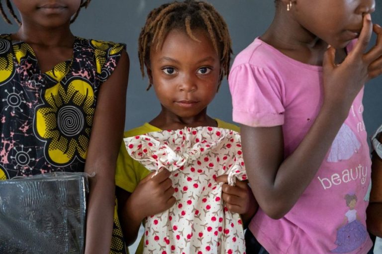 Meninas de Moçambique com vestidos do Dress a Girl: ONG de voluntárias confecciona roupas para crianças pobres ao redor do mundo (Foto: Dress a Girl / Divulgação)