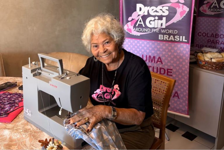A voluntária Maria Luiza na costura: Fiquei apaixonada pelo projeto. É um orgulho participar" (Foto: Caroline Moura)