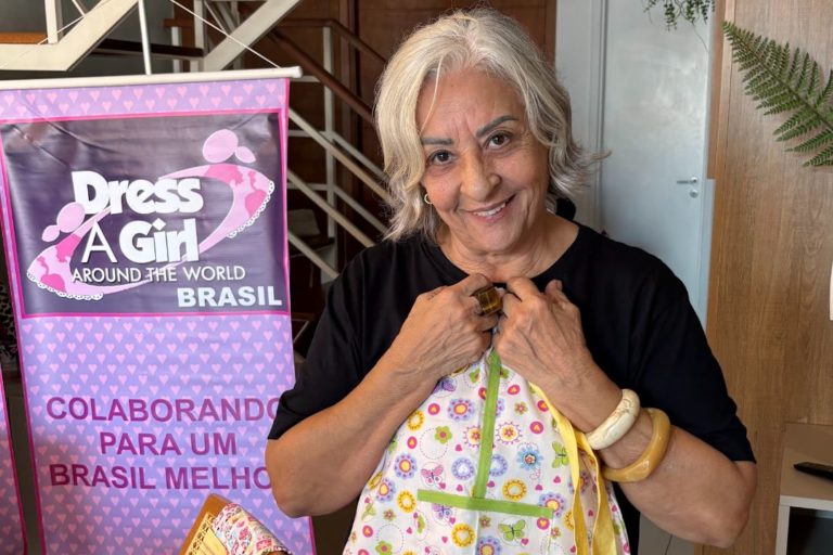 Lígia Bahiense com vestido feito pelas voluntárias: "Nesse projeto tudo é doado, tecido, linha, enfeite" (Foto: Caroline Moura)
