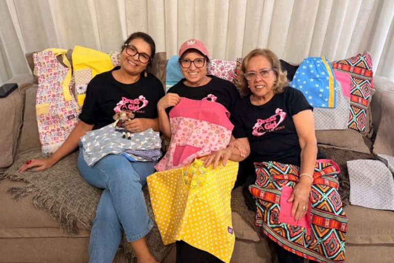 Roberta, Sandra e Lucinesia com vestidos da Dress a Girl: toda menina merece um vestido novo (Foto: Caroline Moura)
