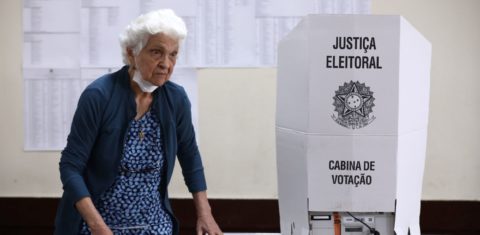 Idosa vota nas eleições de 2022 em Brasília: eleitorado 70+ duplicou mas abstenção é alta (Foto: Alejandro Zambrana / TSE - 02/10/2022)