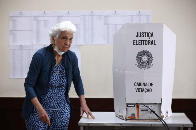 Idosa vota nas eleições de 2022 em Brasília: eleitorado 70+ duplicou mas abstenção é alta (Foto: Alejandro Zambrana / TSE - 02/10/2022)