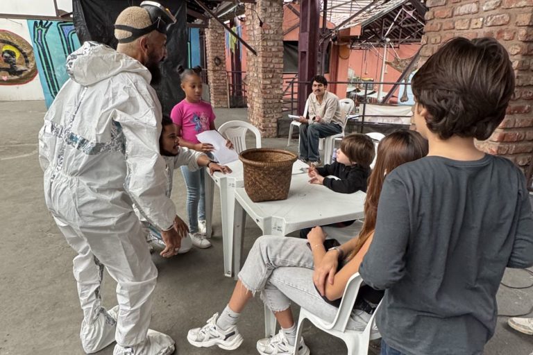 A Oficina Nave Memória durante o Plante Rio 2026 na Fundição Progresso : pais estimulados a participarem ao lado das crianças (Foto: Sofia Ricardo)