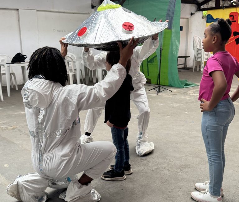 Alicia observa Lian 'entrar' na nave: espaço imersivo,  fantasias e efeitos sonoros para estimular criatividade (Foto: Sofia Ricardo)