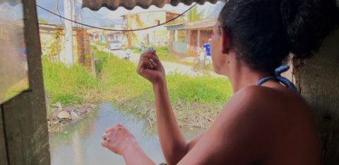 Alessandra Bahia em sua casa de palafitas no Igarapé Mata Fome: medo permanente da chuva após seguidas inundações (Foto: Leandra Souza)