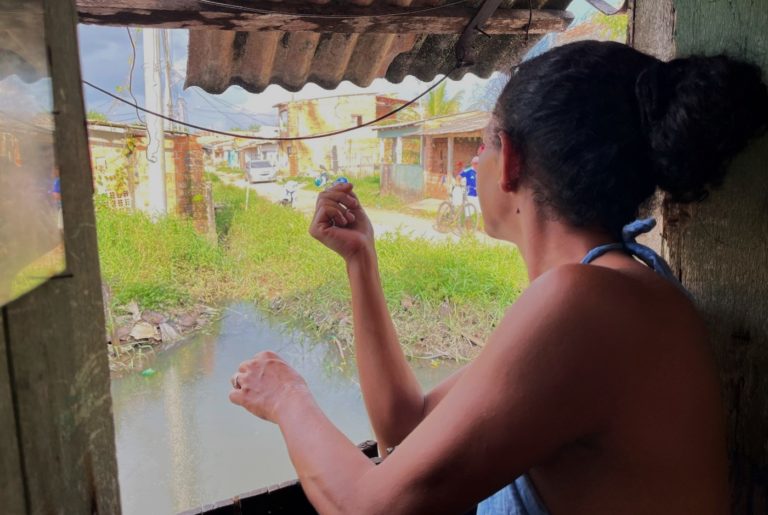Alessandra Bahia em sua casa de palafitas no Igarapé Mata Fome: medo permanente da chuva após seguidas inundações (Foto: Leandra Souza)