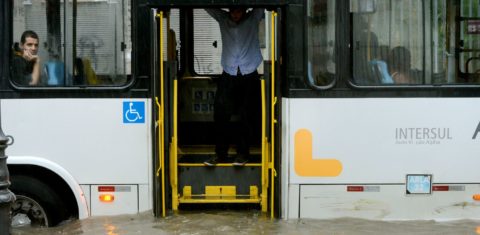 Passageiros ilhados em ônibus durante temporal no Rio: milhões de brasileiros dependem de sistemas de transporte altamente vulneráveis a eventos extremos do clima (Foto: Fernando Frazão / Agência Brasil)
