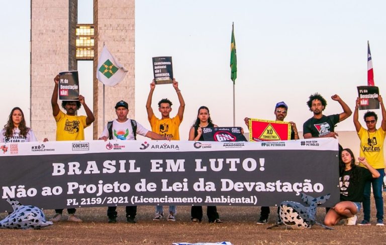 Protesto em frente ao Congresso contra PL da Devastação: eleições 2026 vão renovar parlamento mas ameaças ambientais seguem em tramitação (Foto: Renata Sembay / Arayara - 22/07/2025)