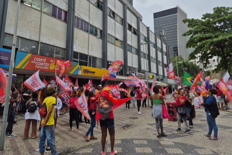 Bandeiraço perto do Largo da Carioca: Centro do Rio é um dos poucos lugares da cidade com clima eleitoral na campanha 2026, em que redes sociais substituíram o corpo-a-corpo nas ruas (Foto: Oscar Valporto)