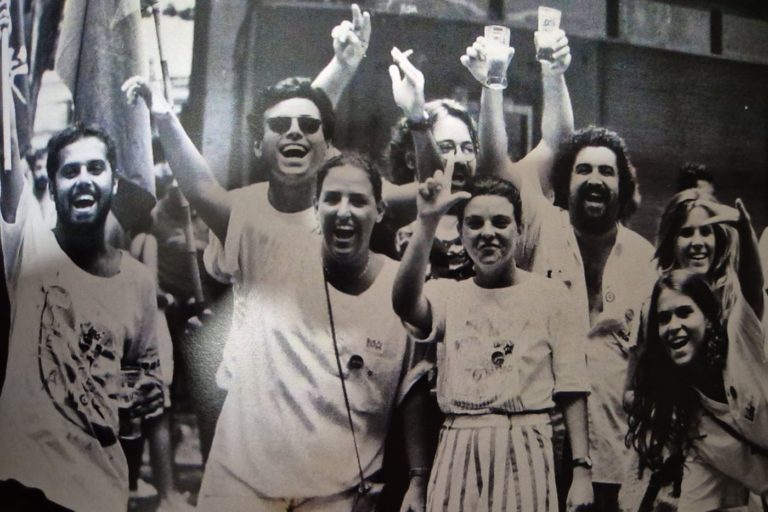 Colunista e amigos no comício de Lula no segundo turno das eleições presidenciáveis: campanhas mais barulhentas e ruas com permanente clima eleitoral (Foto: Marcelo Carnaval / Arquivo Pessoal)