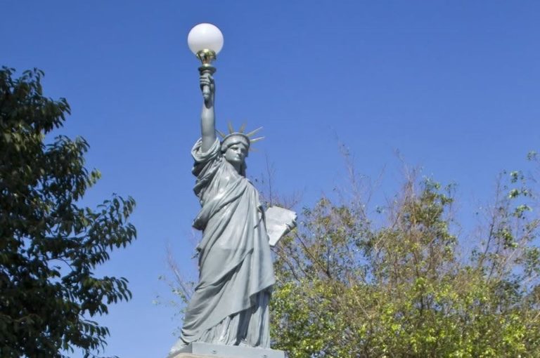 Réplica da Estátua da Liberdade na Vila Kennedy, Zona Oeste: bairro construído com financiamento do governo dos EUA para receber moradores removidos de favelas da Zona Sul sofre até hoje com falta de infraestrutura e serviços precários (Foto: Prefeitura do Rio)