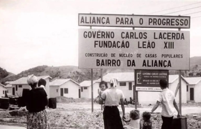 A Vila Aliança na década de 1960: novos moradores encontraram casas sem infraestrutura, com problemas como goteiras e rachaduras e sem água encanada e esgotamento sanitário (Foto: Reprodução)