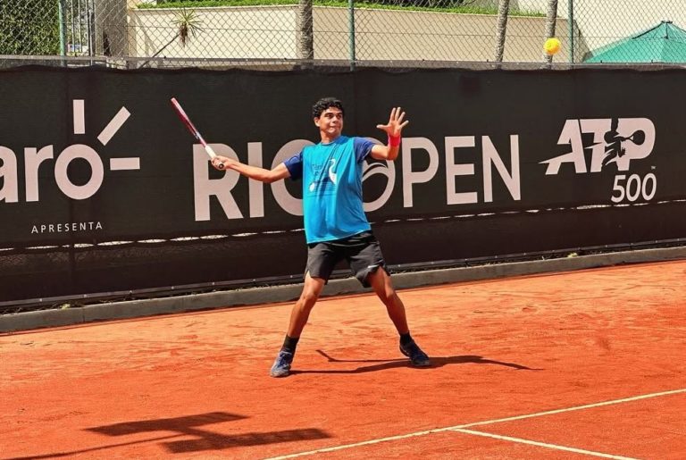 Vitinho em oficina no Rio Open: bolsa para estudar e jogar nos Estados Unidos (Foto: Projeto Tênis na Lagoa)