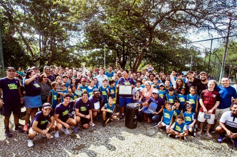 Alunos, ex-alunos e instrutores do Tênis Lagoa: projeto na Lei de Incentivo ao Esporte (Foto: Projeto Tênis na Lagoa)