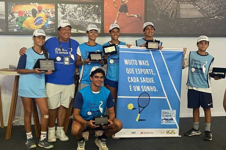 Alexandre Borges (com a camisa azul mais escura) e alunos do Tênis na Lagoa no Rio Open 2025: formação de atletas (Foto: @projetotenisnalagoa / Instagram)