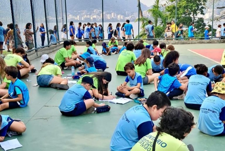 Alunos do Tênis na Lagoa escrevendo cartas para o Natal Solidário (Foto:@projetotenisnalagoa / Instagram)