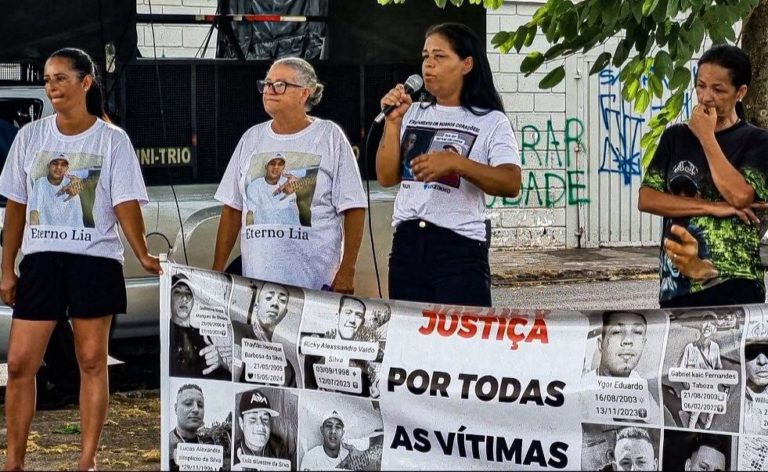 Nilceia Alves Rodrigues em ato contra a letalidade policial: invasão e agressão por PMs no velório do filho (Foto: Samara Meneses)