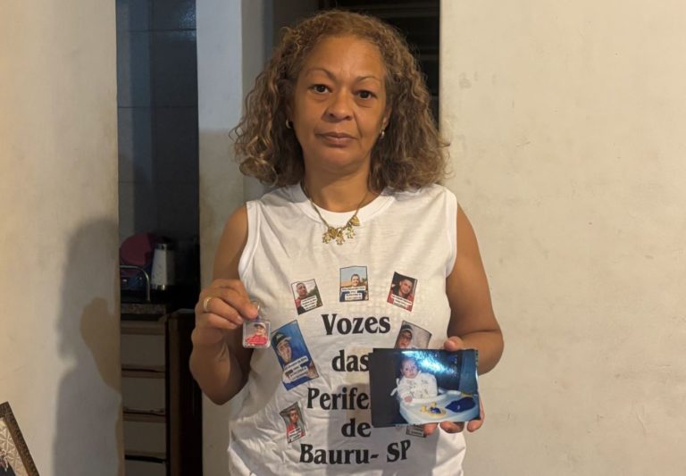 Maria Aparecida, com as fotos do filho: luto e impacto na saúde mental (Foto: Samara Meneses)