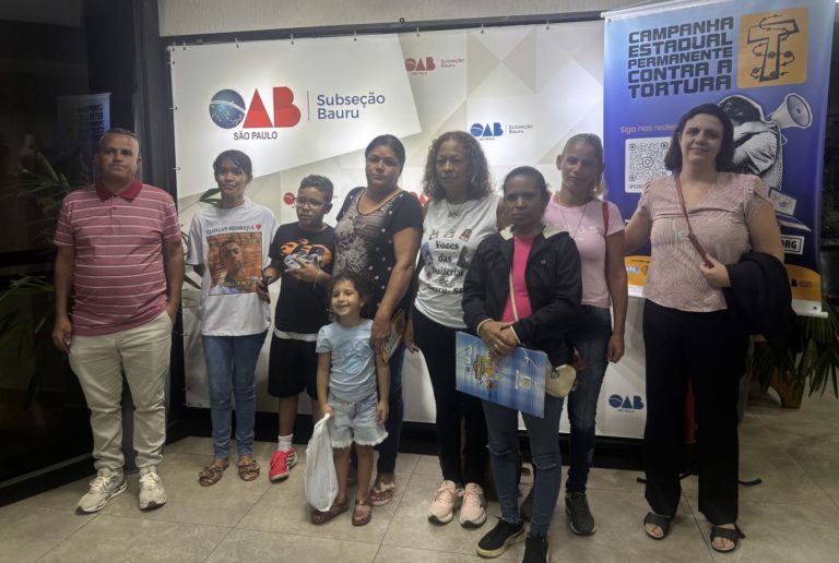 Parentes de vítimas da violência policial em evento na OAB de Bauru: batalhão da PM da região liderava em mortes por "intervenção policial" (Foto: Vozes das Periferias)