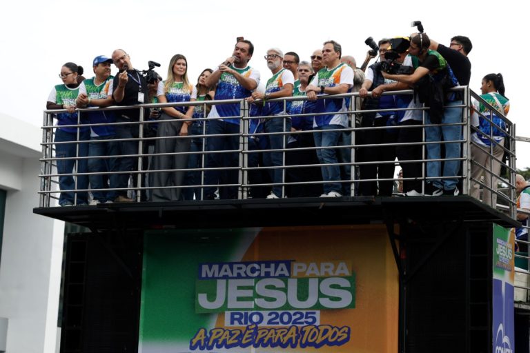 Políticos na Marcha para Jesus no Rio: influência da religião nos votos para Lula e Flávio Bolsonaro nas eleições 2026 (Foto: Fernando Frazão / Agência Brasil - 24/05/2025)