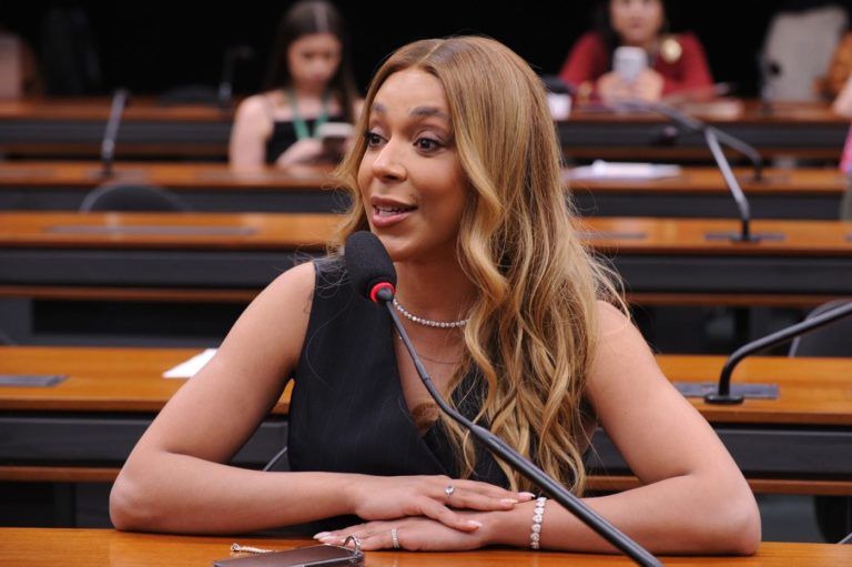 Erika Hilton em audiência na Câmara dos Deputados: ataques transfóbicos no dia da votação e reeleição com votação consagradora (Foto: Renato Araújo / Câmara dos Deputados - 12/08/2026)