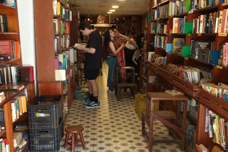 Clientes na livraria e sebo Beta de Aquarius: mudança de público (Foto: Beta de Aquarius / Instagram / Reprodução)