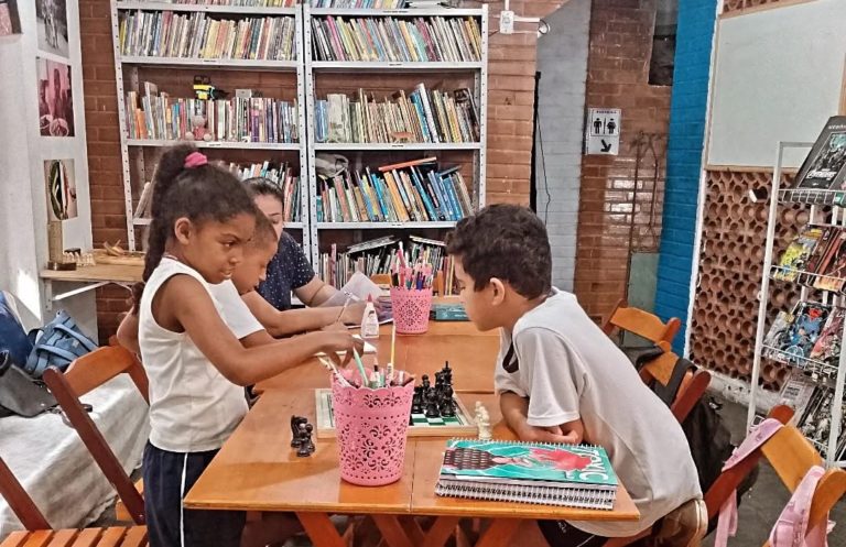 Crianças na Garagem das Letras, na Rocinha: biblioteca comunitária voltada para o público infantil (Foto: Garagem das Letras / Instagram / Reprodução)