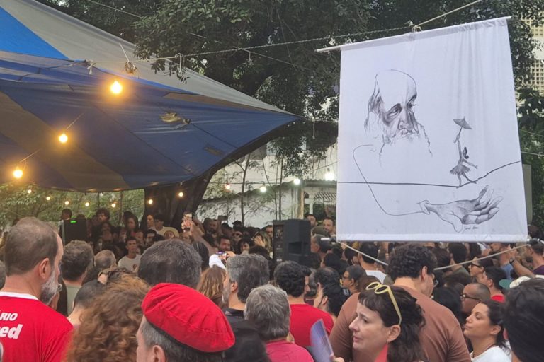 Bandeira com a imagem de Aldir Blanc na celebração dos 80 anos do compositor, cronista e poeta: legados para o Rio e o Brasil (Foto: Oscar Valporto)