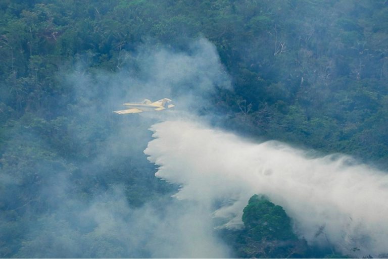 Avião de combate a incêndio florestal do Ibama sobre a cidade de Audazes: Amazonas tem 36 dos seus 62 municípios em estado de emergência (Foto: Rogério Cassimiro / MMA)