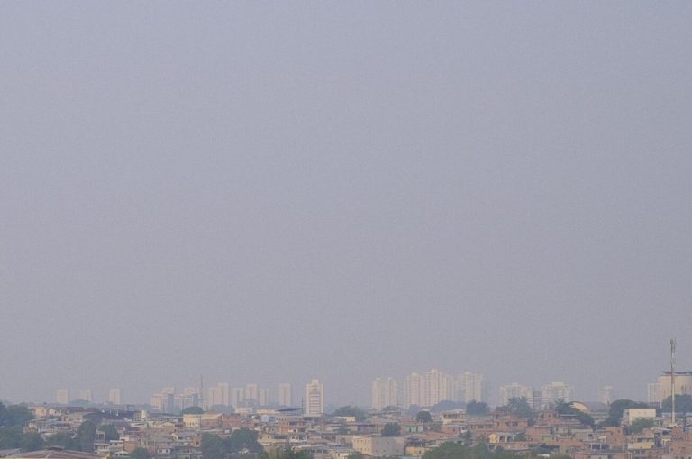 Fumaça cobre Manaus no feriado: pior qualidade do ar do Brasil e escolas fechadas (Foto: Alberto César Araújo / Amazônia Real - 12/10/2026)