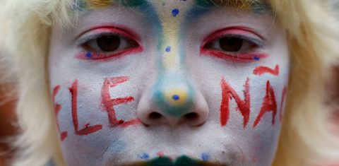 Jovem em ato da campanha eleitoral 2026 no Rio: disputa em eleições provoca aumento de ansiedade, depressão e ataques de pânico (Foto: Fernando Frazão / Agência Brasil - 07/10/2026)