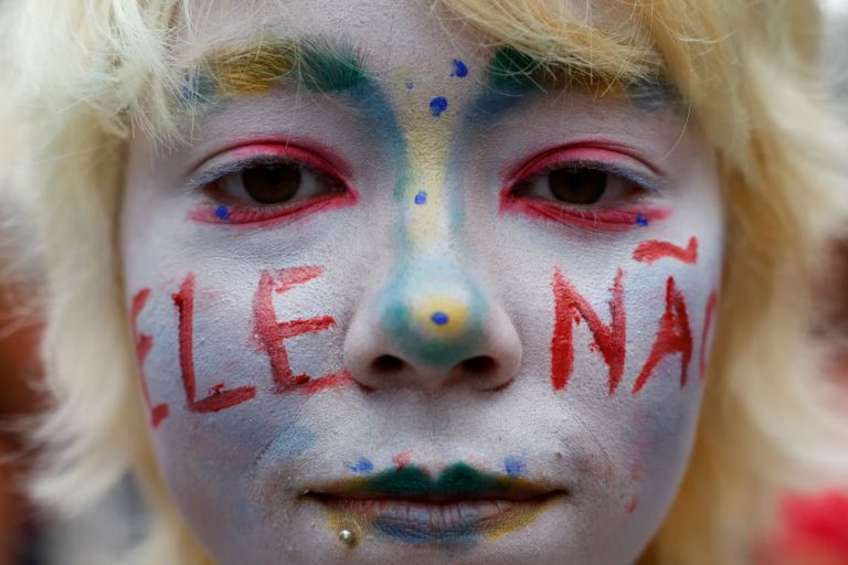 Jovem em ato da campanha eleitoral 2026 no Rio: disputa em eleições provoca aumento de ansiedade, depressão e ataques de pânico (Foto: Fernando Frazão / Agência Brasil - 07/10/2026)