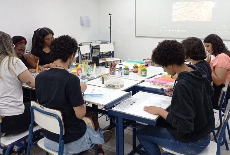 Estudantes em sala de aula no Pecep: cursos pré-vestibulares comunitários enfrentam desafios (Foto: Pecep via Facebook)