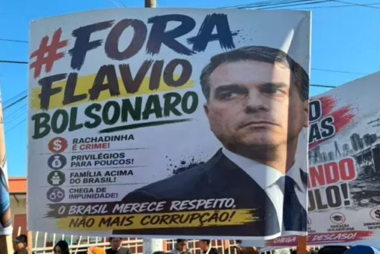 Protesto contra Flávio Bolsonaro em São Paulo: farsa ameaça ser pior que a tragédia (Foto: Reprodução / Redes Sociais)