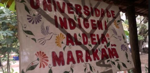 Faixa com desenhos coloridos na entrada da Aldeia Maraka'nã: muitas formas de resistência indígena no Rio (Foto: Maria Luisa Gouvêa)