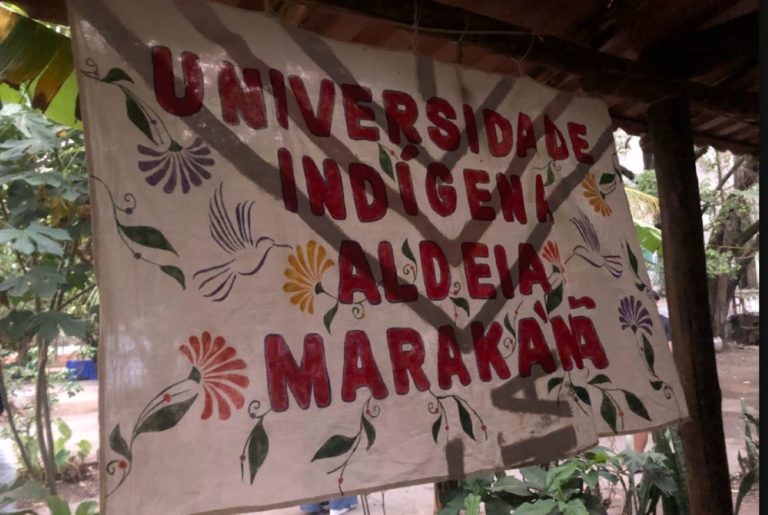 Faixa com desenhos coloridos na entrada da Aldeia Maraka'nã: muitas formas de resistência indígena no Rio (Foto: Maria Luisa Gouvêa)