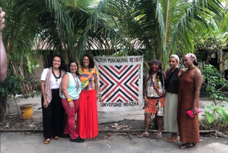 Elijane Nogueira, Júlia Xavante, Júlia Vidal, Potyra Guajajara e outras participantes de evento na Aldeia Maraka'nã: comunidade viva com atividades permanentes (Foto: Maria Luisa Gouvêa)
