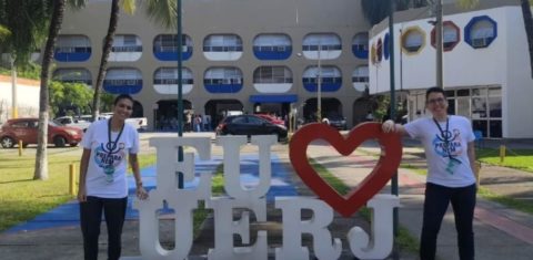 Sharon (à esquerda) e Fernando (à direita), coordenadores do Preparanem: cursinho popular criado para garantir que travestis, pessoas trans e a comunidade LGBTQIAPN+ tenham um espaço seguro para estudar (Foto: Instagram / Preparanem)