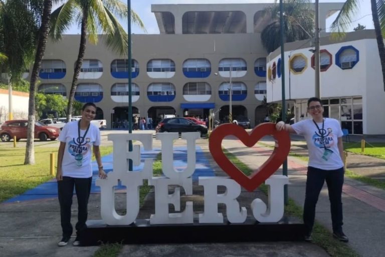 Sharon (à esquerda) e Fernando (à direita), coordenadores do Preparanem: cursinho popular criado para garantir que travestis, pessoas trans e a comunidade LGBTQIAPN+ tenham um espaço seguro para estudar (Foto: Instagram / Preparanem)