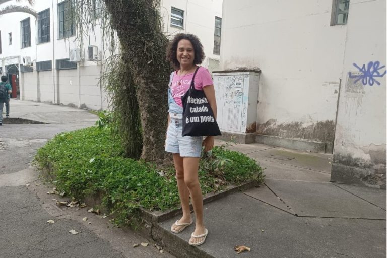 Cassandra Maciel, 35 anos, aluna do Preparanem: sonho de entrar na universidade, ter uma profissão e envelhecer com tranquilidade (Foto: Raphaella Roçado)