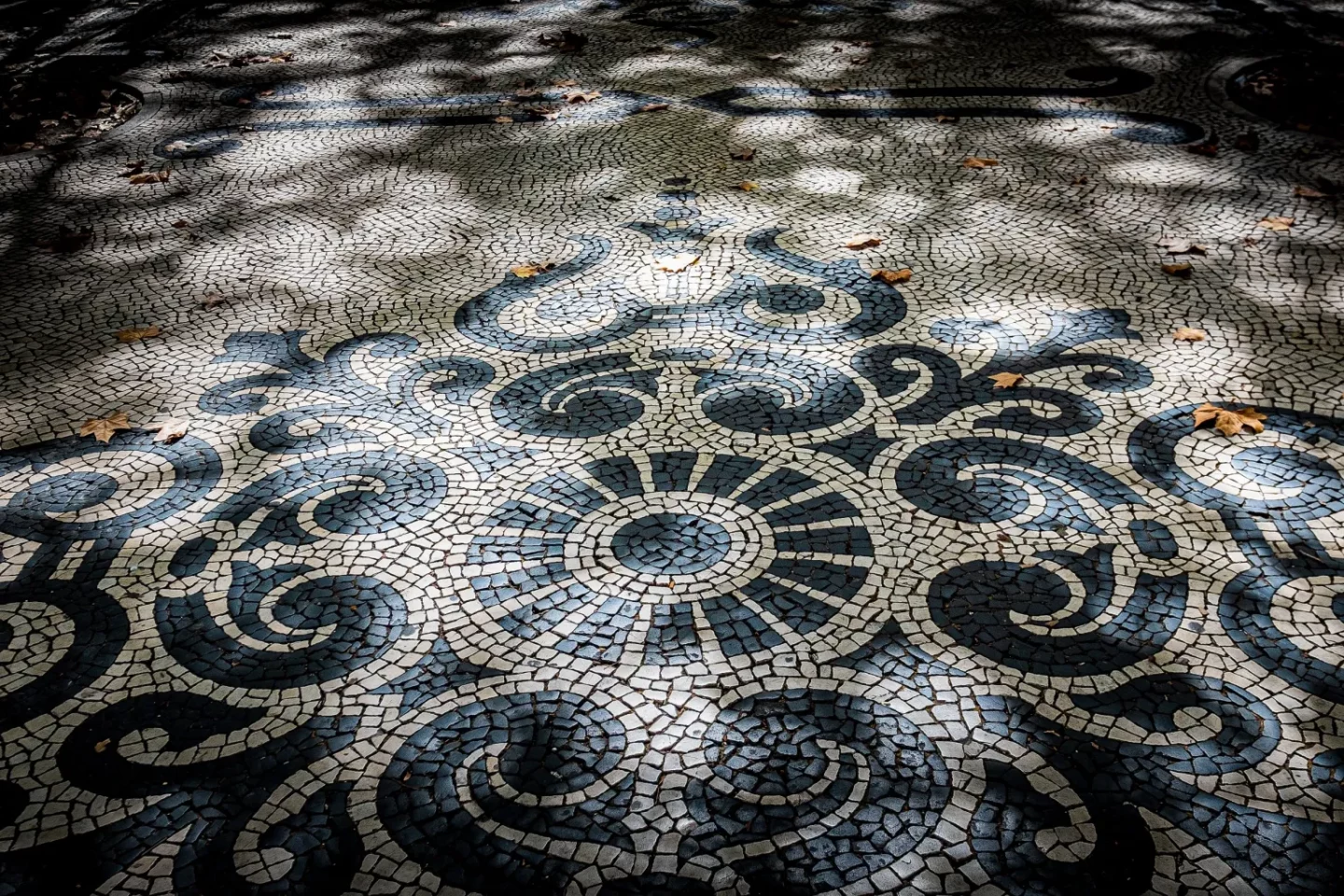 Na Avenida da Liberdade, em Lisboa, um exemplo de calçada artística. Foto Agostinho Vieira