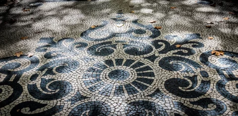 Na Avenida da Liberdade, em Lisboa, um exemplo de calçada artística. Foto Agostinho Vieira