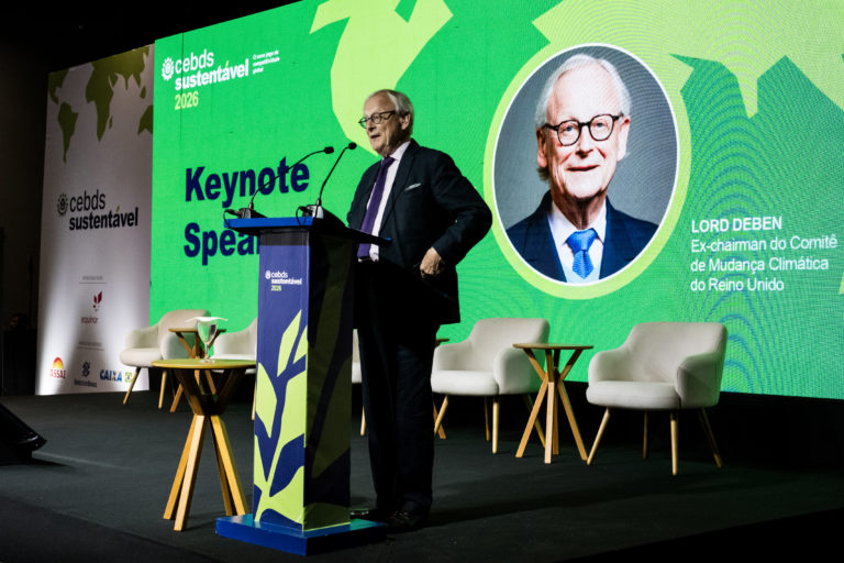 O britânico Lord Deben em evento no Rio: a Terra está pedindo socorro (Foto: CEBDS)